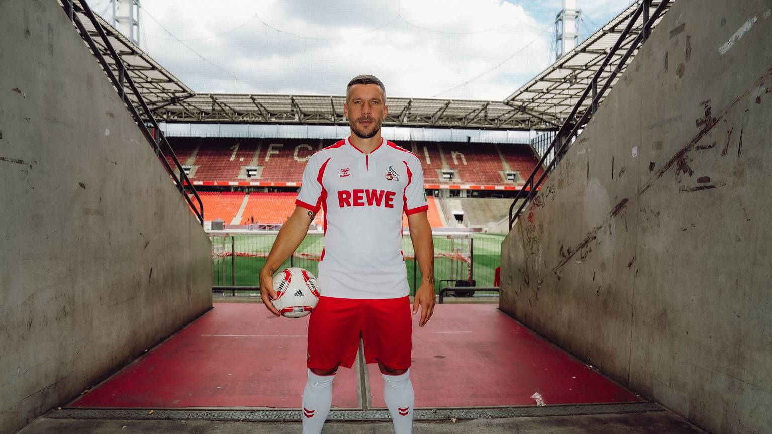 Lukas Podolski lässt sich vor seinem Abschiedsspiel im Kölner Rhein-Energie-Stadion fotografieren.