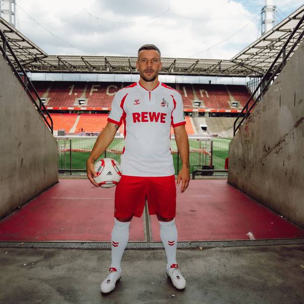 Lukas Podolski lässt sich vor seinem Abschiedsspiel im Kölner Rhein-Energie-Stadion fotografieren.