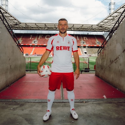 Lukas Podolski lässt sich vor seinem Abschiedsspiel im Kölner Rhein-Energie-Stadion fotografieren.