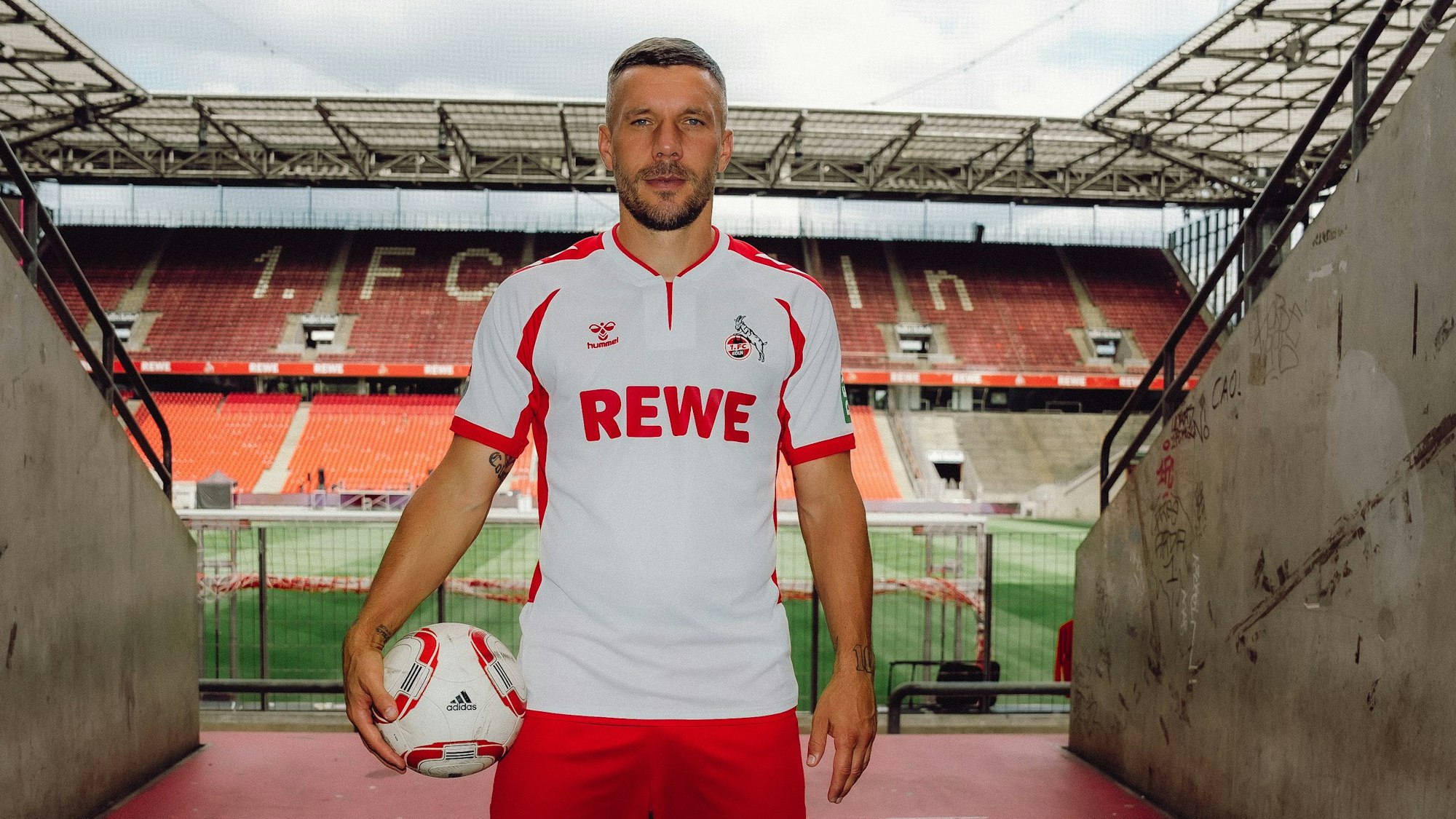Lukas Podolski lässt sich vor seinem Abschiedsspiel im Kölner Rhein-Energie-Stadion fotografieren.