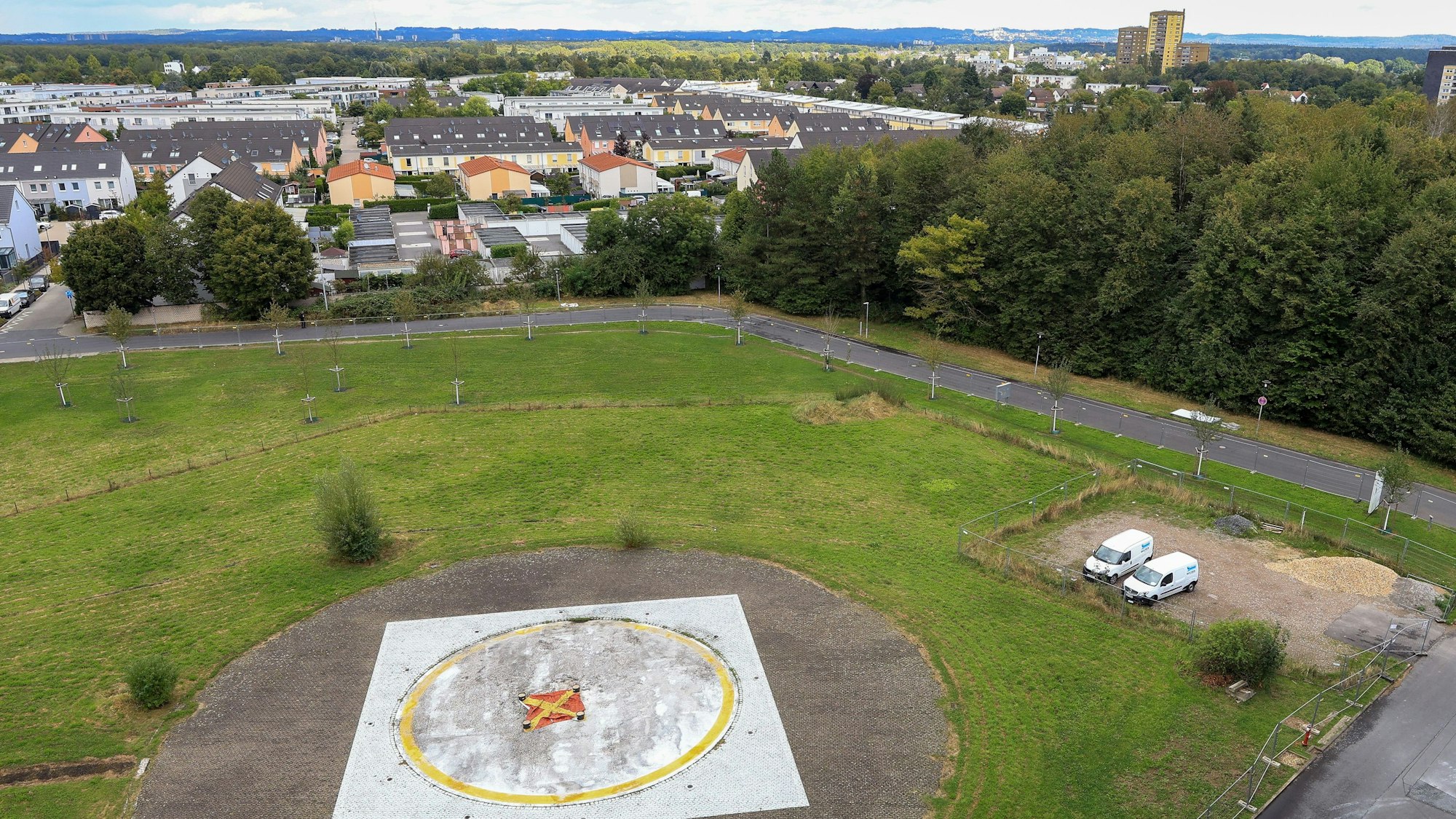 Blick auf den alten Hubschrauber-Landeplatz der Merheimer Klinik. Im Hintergrund die Wohnsiedlung auf dem ehemaligen Madaus-Gelände, die während der Entschärfungen geräumt werden muss.