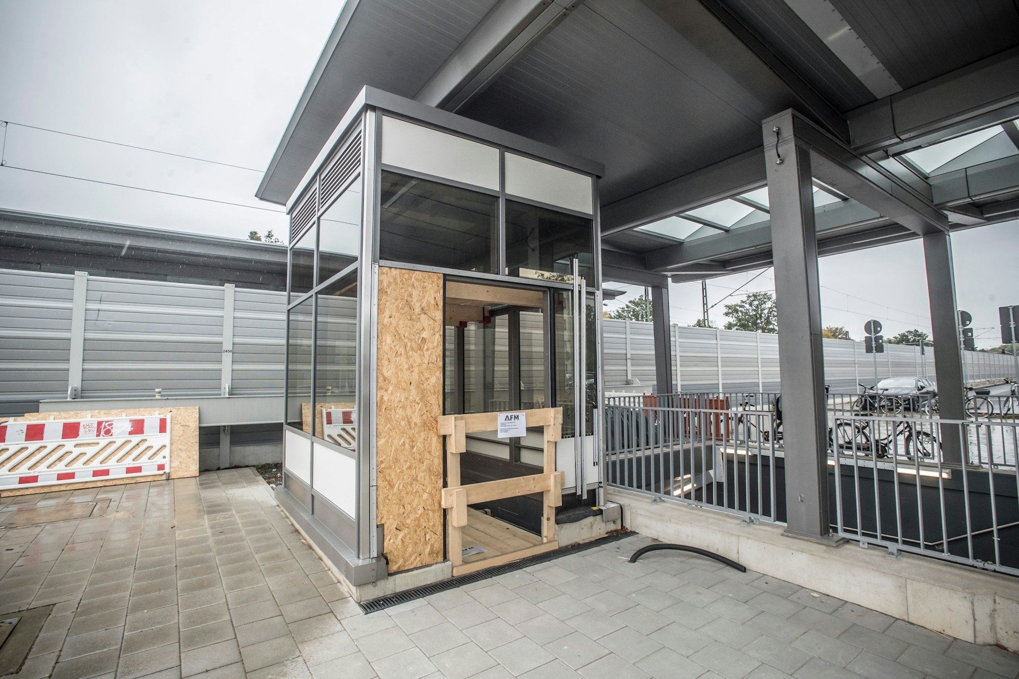 Gehäuse für Aufzüge zu den Bahnsteigen sind am Bahnhof Leverkusen-Mitte eingebaut worden.