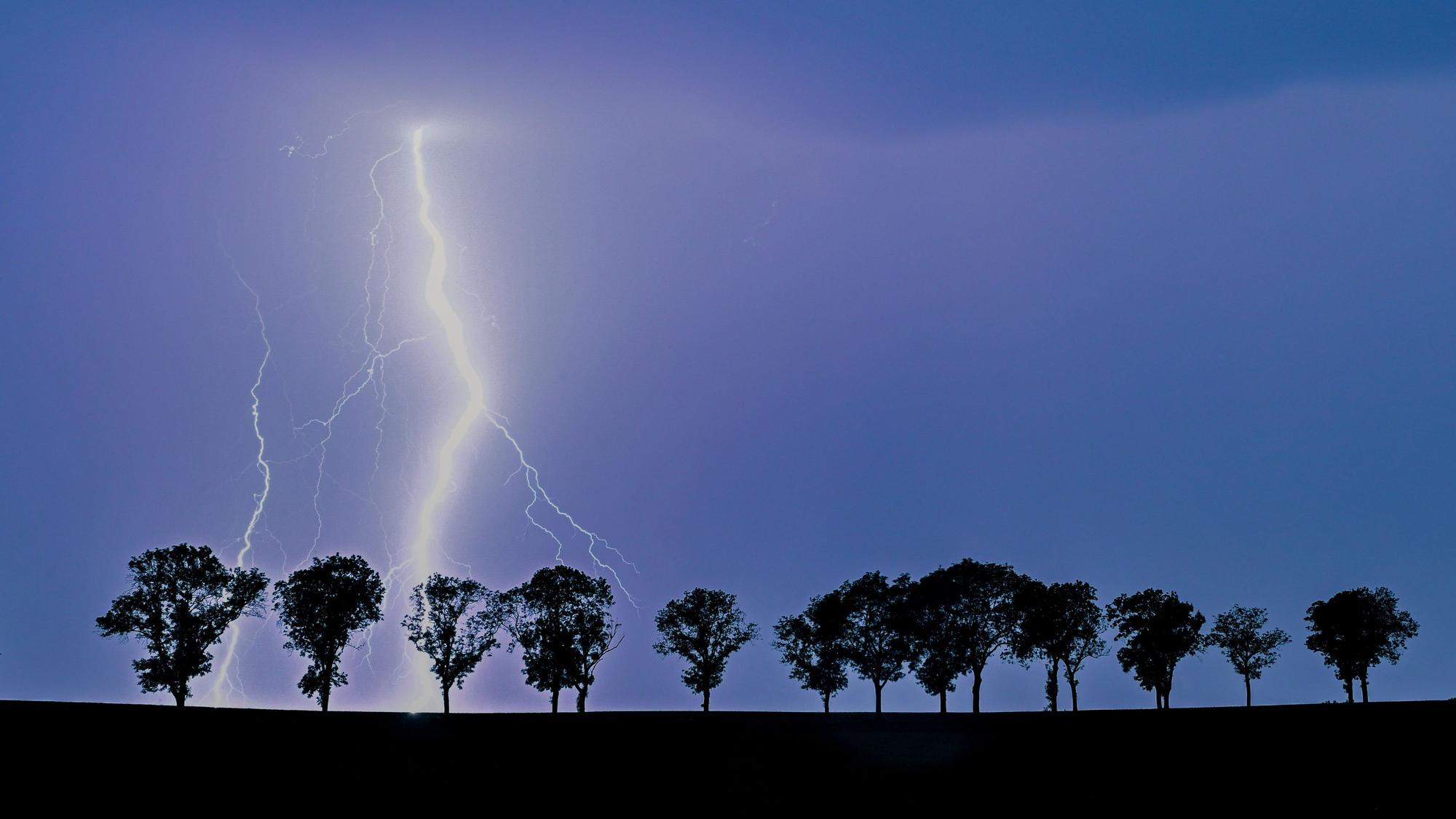 Ein Blitz eines Gewitters erhellt den Nachthimmel. (zu dpa: «Regen und Gewitter für NRW erwartet») +++ dpa-Bildfunk +++