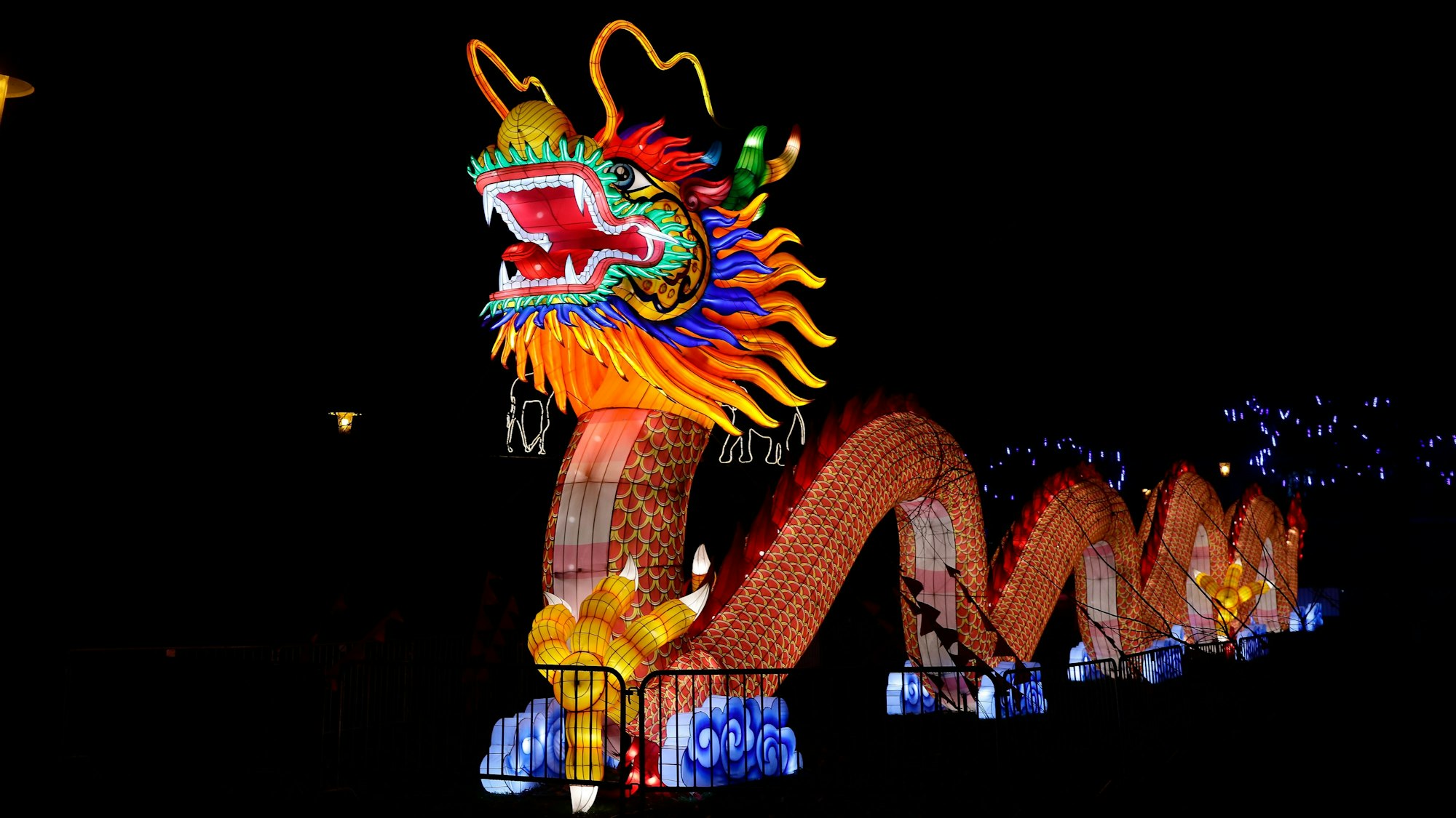 Eine der größten Figuren ist der 40 Meter lange Drache auf der Zoo-Wiese am Haupteingang. (Archivbild)