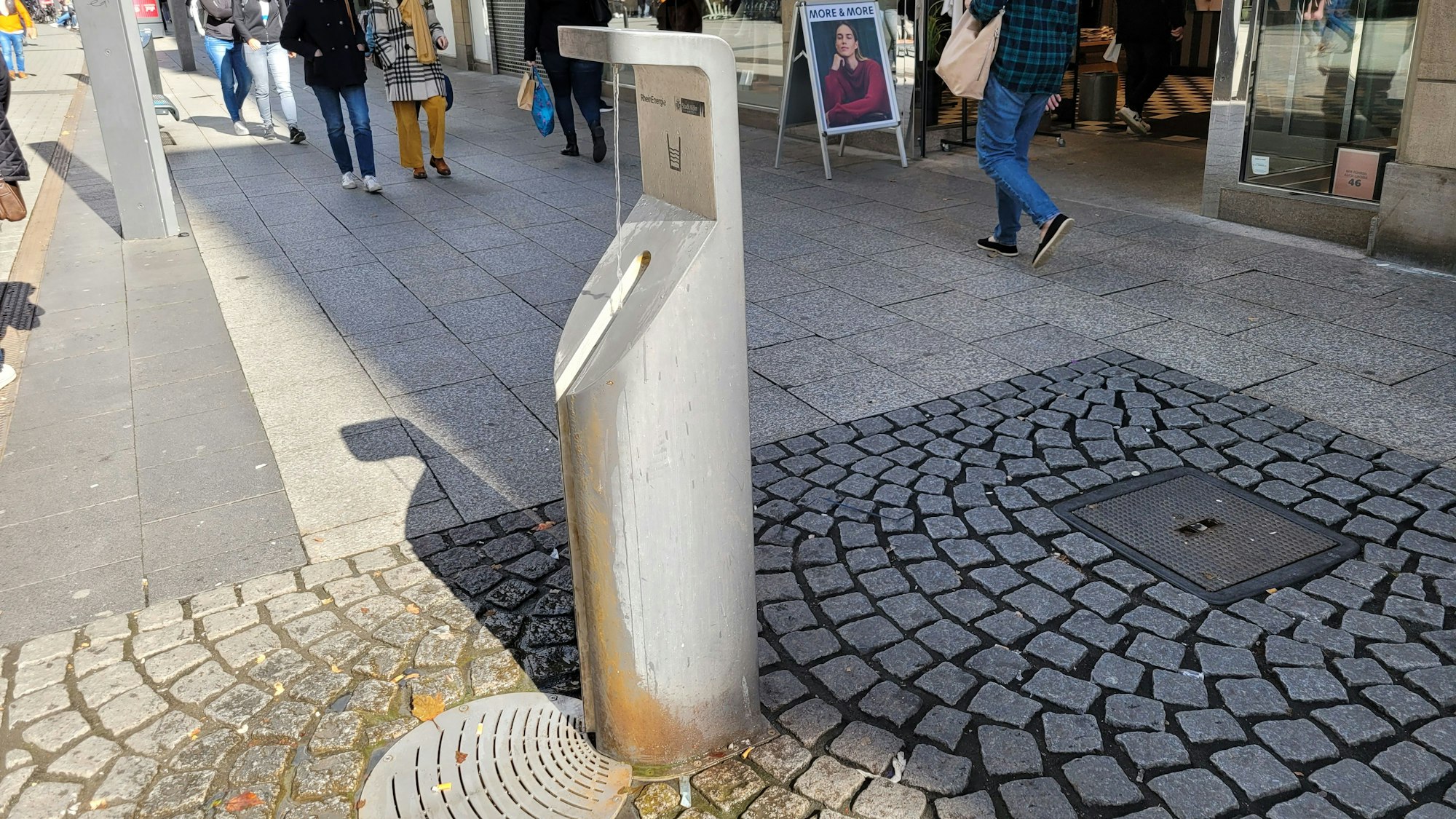 Ein Trinkwasserbrunnen, das Wasser fließt ständig.