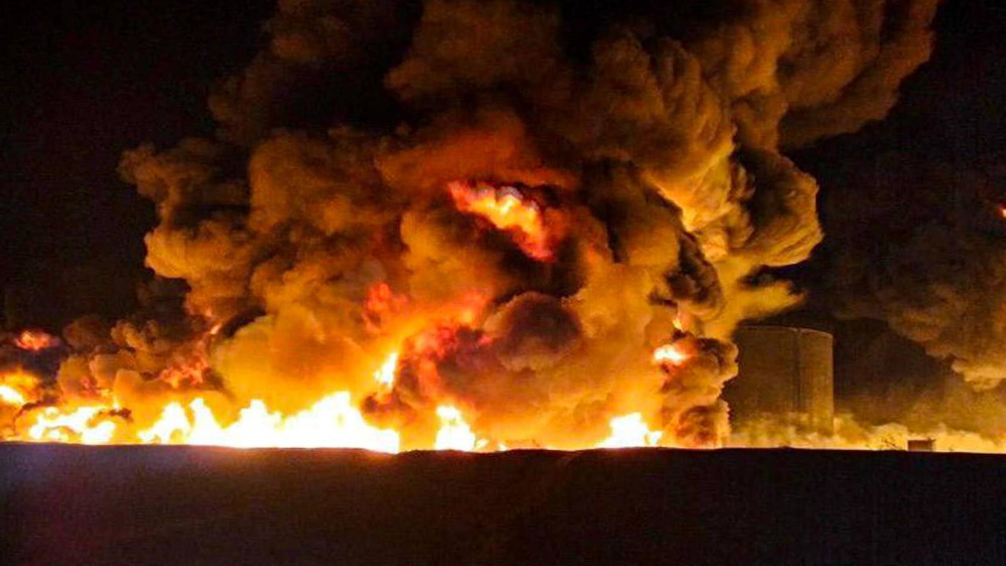 Ein Großbrand in der Region Brjansk. Nach einem ukrainischen Angriff soll ein russisches Munitionsdepot in der Region in Flammen stehen. (Symbolbild)