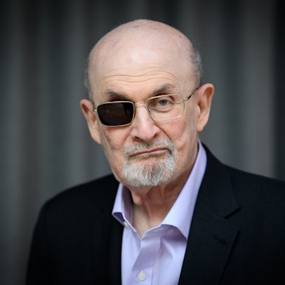 14.05.2024, Berlin: Der Schriftsteller Salman Rushdie steht nach einem Gespräch mit der Deutschen Presse-Agentur dpa im Newsroom der Nachrichtenagentur.