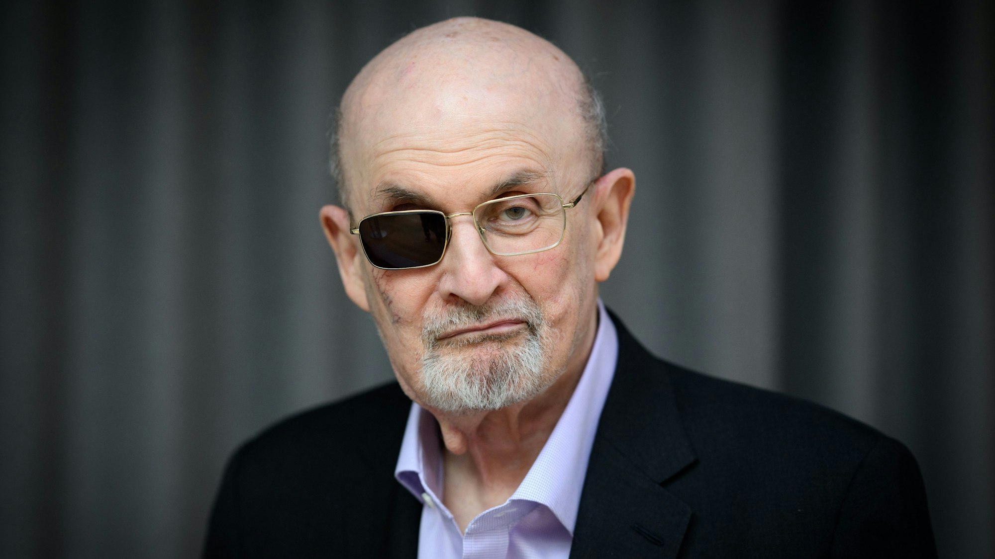 14.05.2024, Berlin: Der Schriftsteller Salman Rushdie steht nach einem Gespräch mit der Deutschen Presse-Agentur dpa im Newsroom der Nachrichtenagentur.