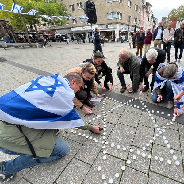 In Gedenken für die Opfer des Hamas-Pogroms vor einem Jahr legten Teilnehmer der Mahnwache auf dem Rathausvorplatz einen Davidstern aus Krezen.