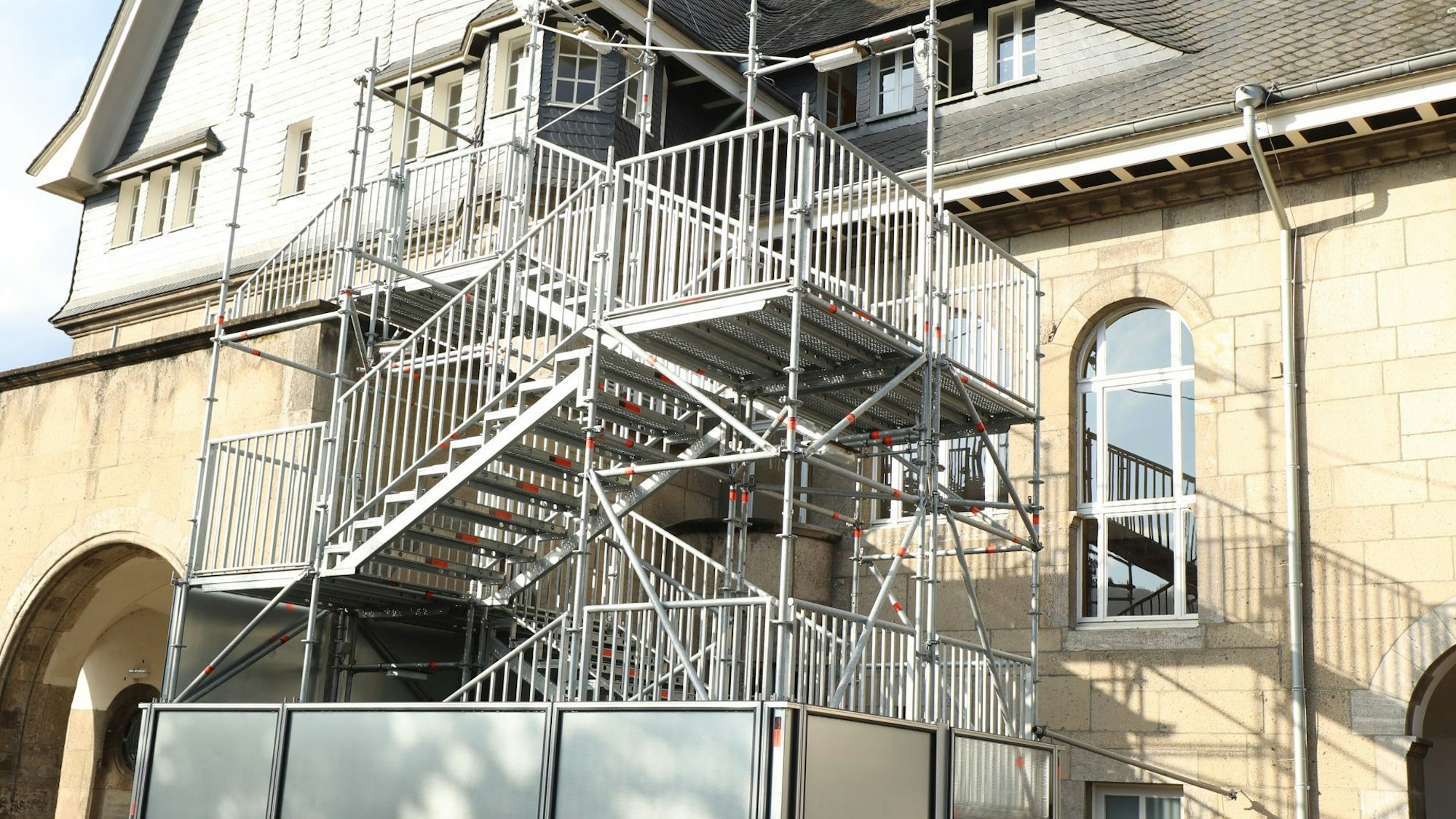 An ein historisches Gebäude wurde außen eine Fluchttreppe aus Stahl angebaut.