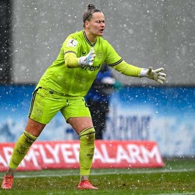 Frederike Repohl Torwart, Bayer Leverkusen, 27 gibt Anweisungen, gestikuliert, mit den Armen gestikulieren, gives instructions, gesticulate, Freisteller, Ganzkörper, Einzelbild, Aktion, Action, 10.12.2022, München Deutschland, Fussball, Flyeralarm Frauen-Bundesliga, FC Bayern München - Bayer Leverkusen, DFB/DFL REGULATIONS PROHIBIT ANY USE OF PHOTOGRAPHS AS IMAGE SEQUENCES AND/OR QUASI-VIDEO. *** Frederike Repohl Goalkeeper, Bayer Leverkusen, 27 gives instructions, gestures, gesticulate with arms, gives instructions, gesticulate, crop, full body, single image, action, action, 10 12 2022, Munich Germany , Football, Flyeralarm Frauen Bundesliga, FC Bayern München Bayer Leverkusen, DFB DFL REGULATIONS PROHIBIT ANY USE OF PHOTOGRAPHS AS IMAGE SEQUENCES AND OR QUASI VIDEO xslx