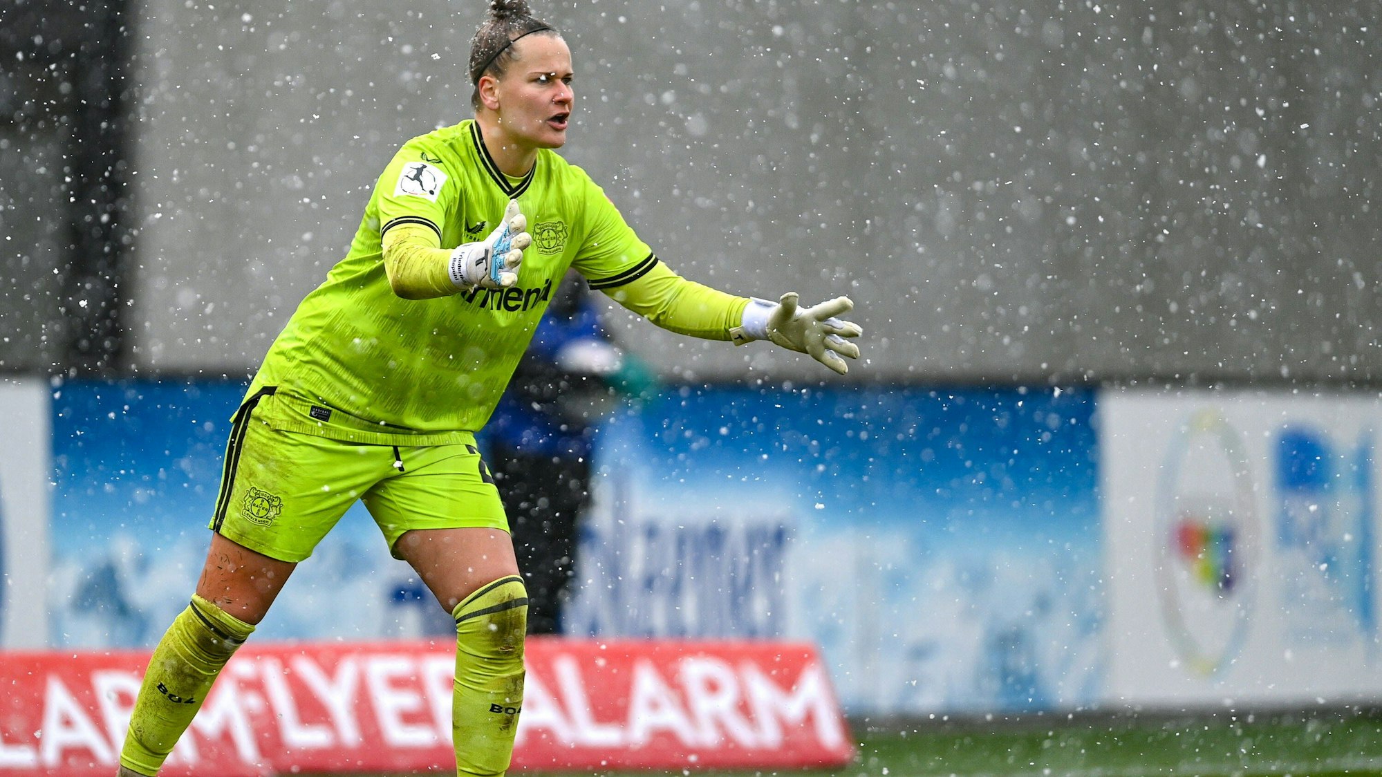 Frederike Repohl Torwart, Bayer Leverkusen, 27 gibt Anweisungen, gestikuliert, mit den Armen gestikulieren, gives instructions, gesticulate, Freisteller, Ganzkörper, Einzelbild, Aktion, Action, 10.12.2022, München Deutschland, Fussball, Flyeralarm Frauen-Bundesliga, FC Bayern München - Bayer Leverkusen, DFB/DFL REGULATIONS PROHIBIT ANY USE OF PHOTOGRAPHS AS IMAGE SEQUENCES AND/OR QUASI-VIDEO. *** Frederike Repohl Goalkeeper, Bayer Leverkusen, 27 gives instructions, gestures, gesticulate with arms, gives instructions, gesticulate, crop, full body, single image, action, action, 10 12 2022, Munich Germany , Football, Flyeralarm Frauen Bundesliga, FC Bayern München Bayer Leverkusen, DFB DFL REGULATIONS PROHIBIT ANY USE OF PHOTOGRAPHS AS IMAGE SEQUENCES AND OR QUASI VIDEO xslx