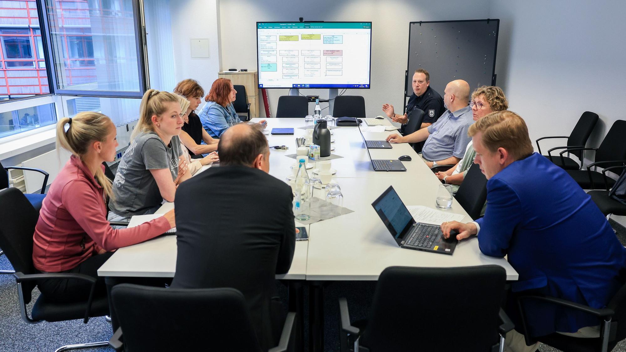 Die „Merheimer Runde“, ein interner Besprechungskreis im Stadthaus. Verantwortliche des Ordnungsamtes haben hier seit Juli alle Maßnahmen rund um die vermuteten Bombenentschärfungen in Merheim vorbereitet.