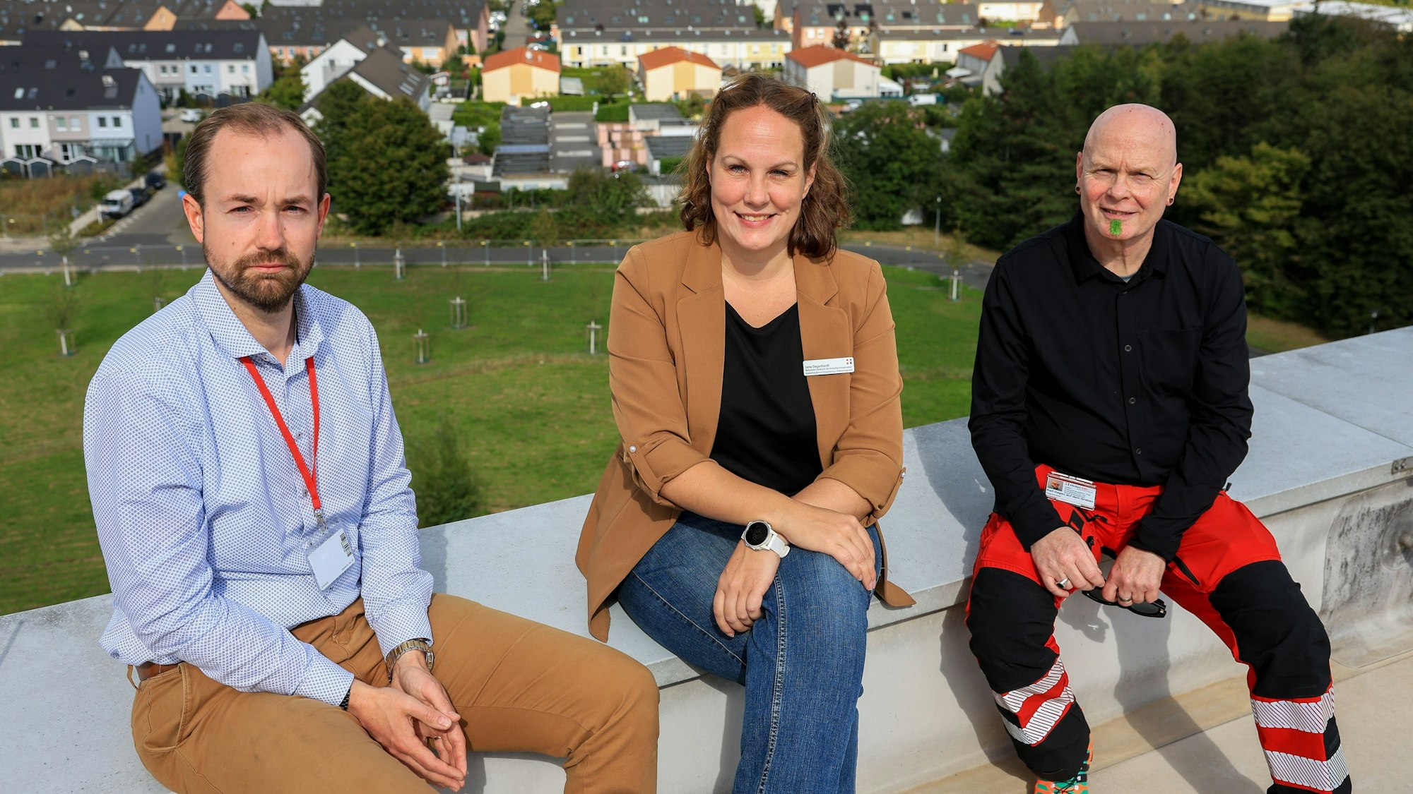 Die Notfallplaner des Krankenhauses Merheim (v.l.n.r.) Georg Abel, Lena Degenhardt und Ralf auf dem Graben auf dem Dach der Klinik.
