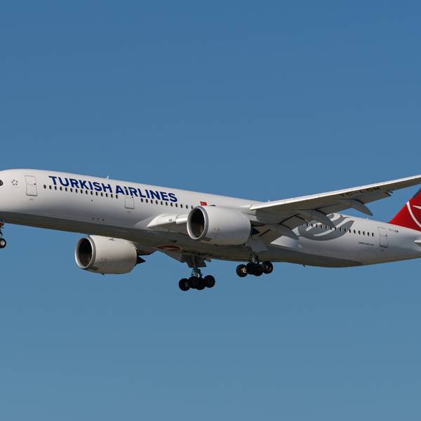 Ein Airbus A350 von Turkish Airlines in der Luft.