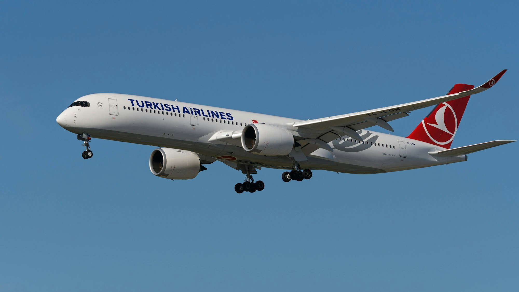 Ein Airbus A350 von Turkish Airlines in der Luft.