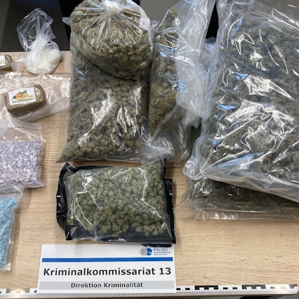 Das Bild zeigt einige der sichergestellten Drogen auf einem Tisch