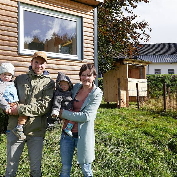 Mit ihren Kindern stehen Emmanuel und Jenny Dümmer vor einem der Tiny Houses, mit denen ihr Projekt finanziert werden soll.