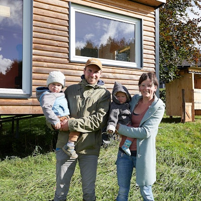 Mit ihren Kindern stehen Emmanuel und Jenny Dümmer vor einem der Tiny Houses, mit denen ihr Projekt finanziert werden soll.