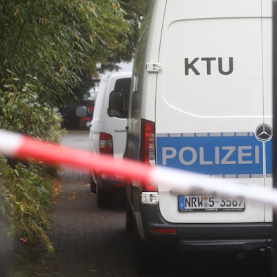 Ein Einsatzfahrzeug der KTU (Kriminaltechnische Untersuchung) steht vor einem Wohnhaus im Stadtteil Hahnwald, das nach einem Leichenfund weiträumig abgesperrt wurde.
