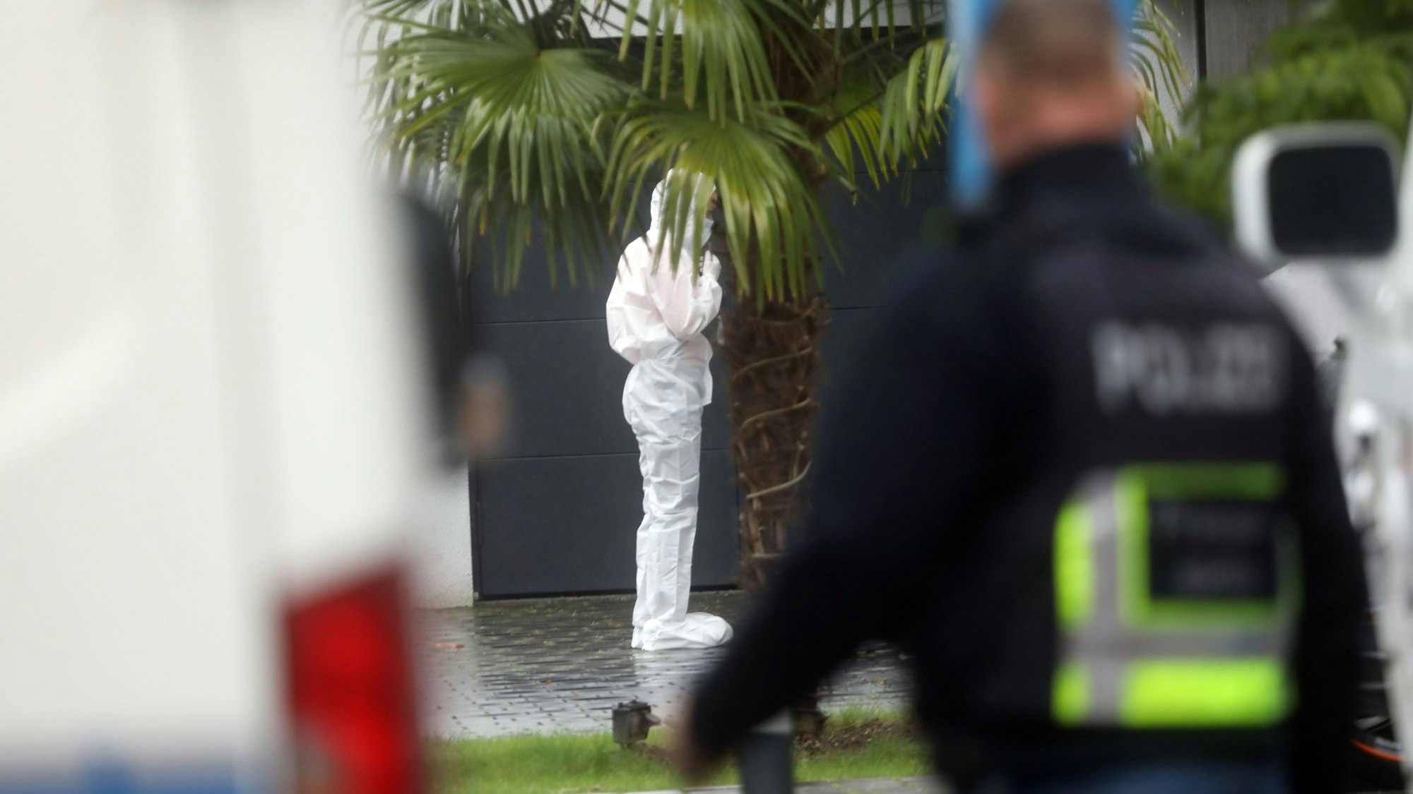 In einem Haus in Köln-Hahnwald wurde am Mittwoch (9. Oktober 2024) die Leiche des Eigentümers der Sonnenstudiokette „California Sun“ gefunden.