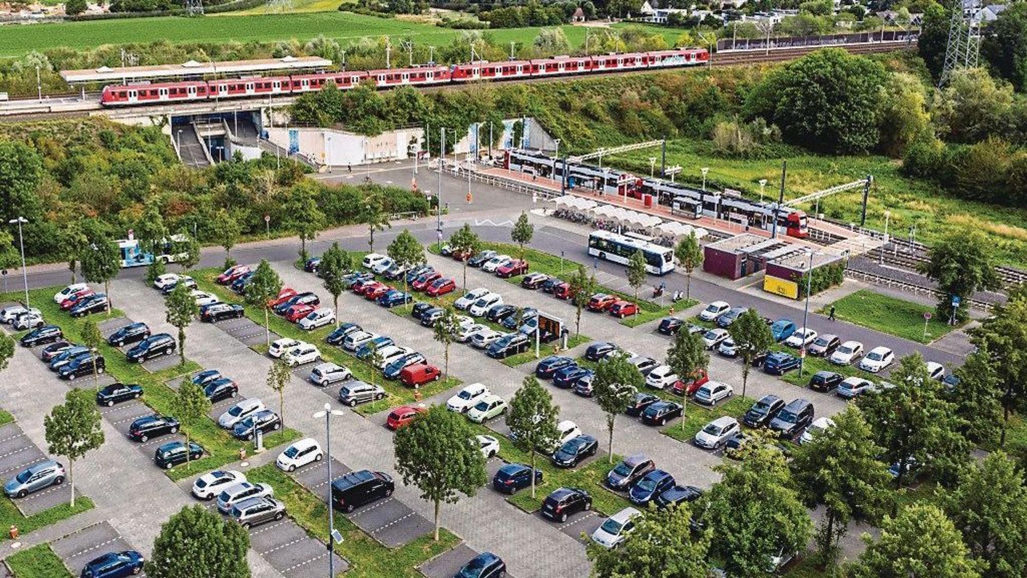 P+R-Anlage Weiden West Pendler Mobilität Anbindung Parkplatz Bus Strassenbahn Zug Köln Luftbild Drohnenfoto 29.08.2020 Foto: Uwe Weiser