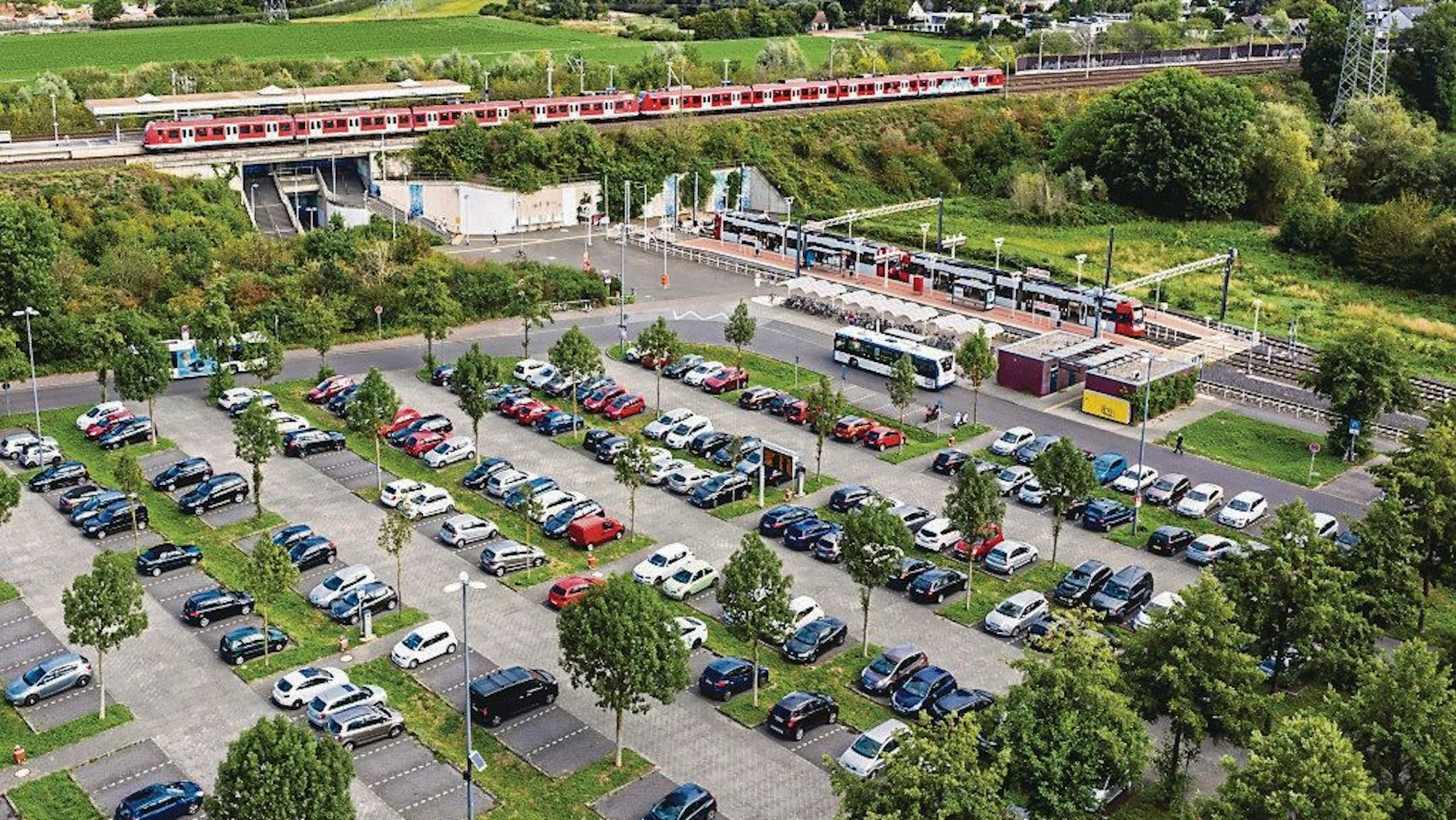 P+R-Anlage Weiden West Pendler Mobilität Anbindung Parkplatz Bus Strassenbahn Zug Köln Luftbild Drohnenfoto 29.08.2020 Foto: Uwe Weiser