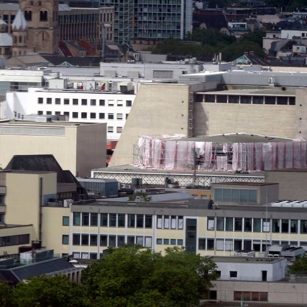 Das Schauspielhaus und die Oper Köln mit Blick auf die Gerüste und Planen rund um die Baustelle.