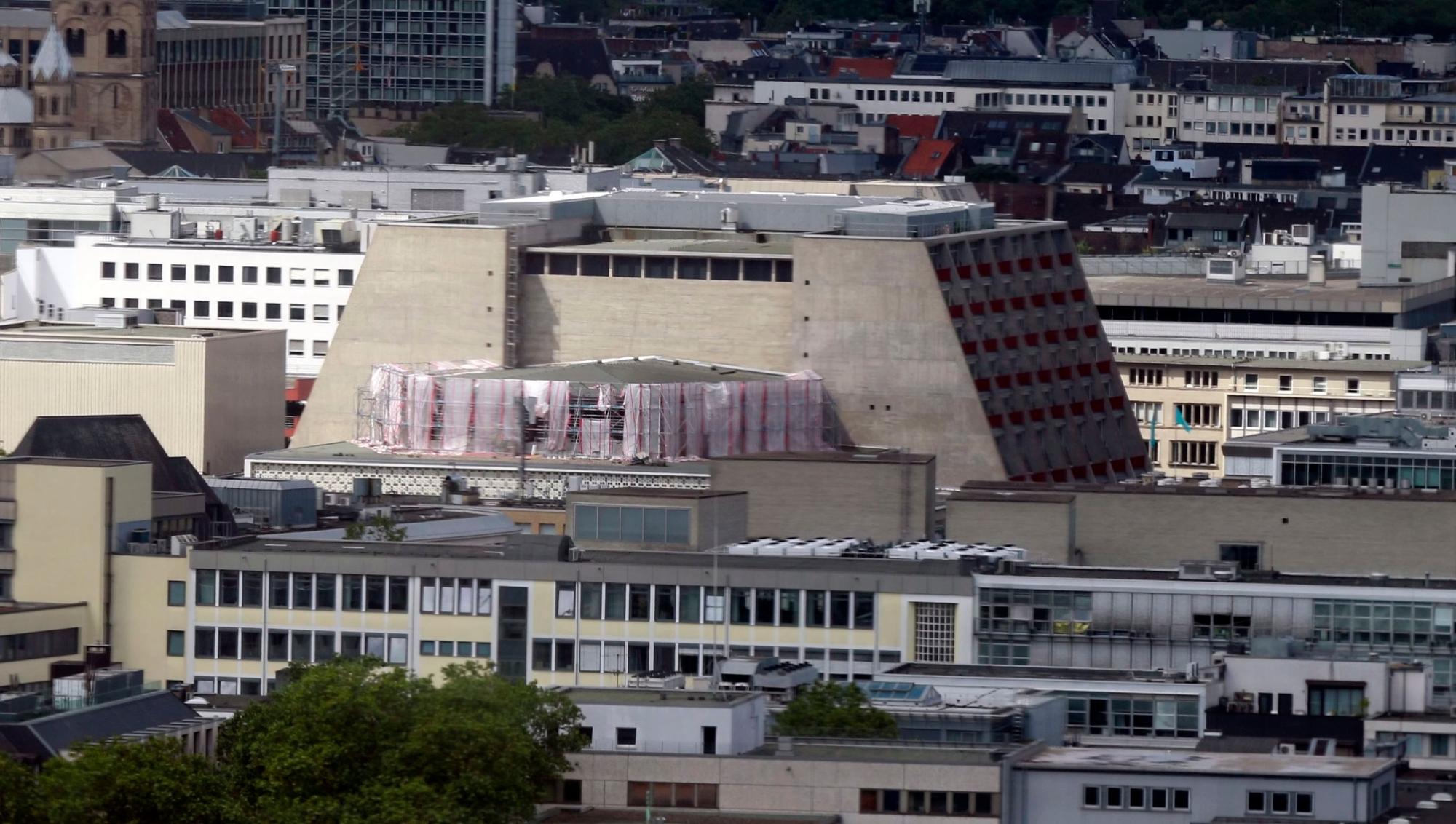 Das Schauspielhaus und die Oper Köln mit Blick auf die Gerüste und Planen rund um die Baustelle.