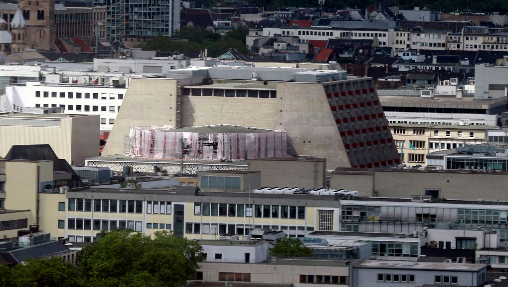 Das Schauspielhaus und die Oper Köln mit Blick auf die Gerüste und Planen rund um die Baustelle.