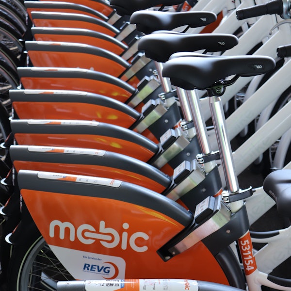 Auf dem Bild sind eine Reihe von Leihfahrrädern der REVG zu sehen.