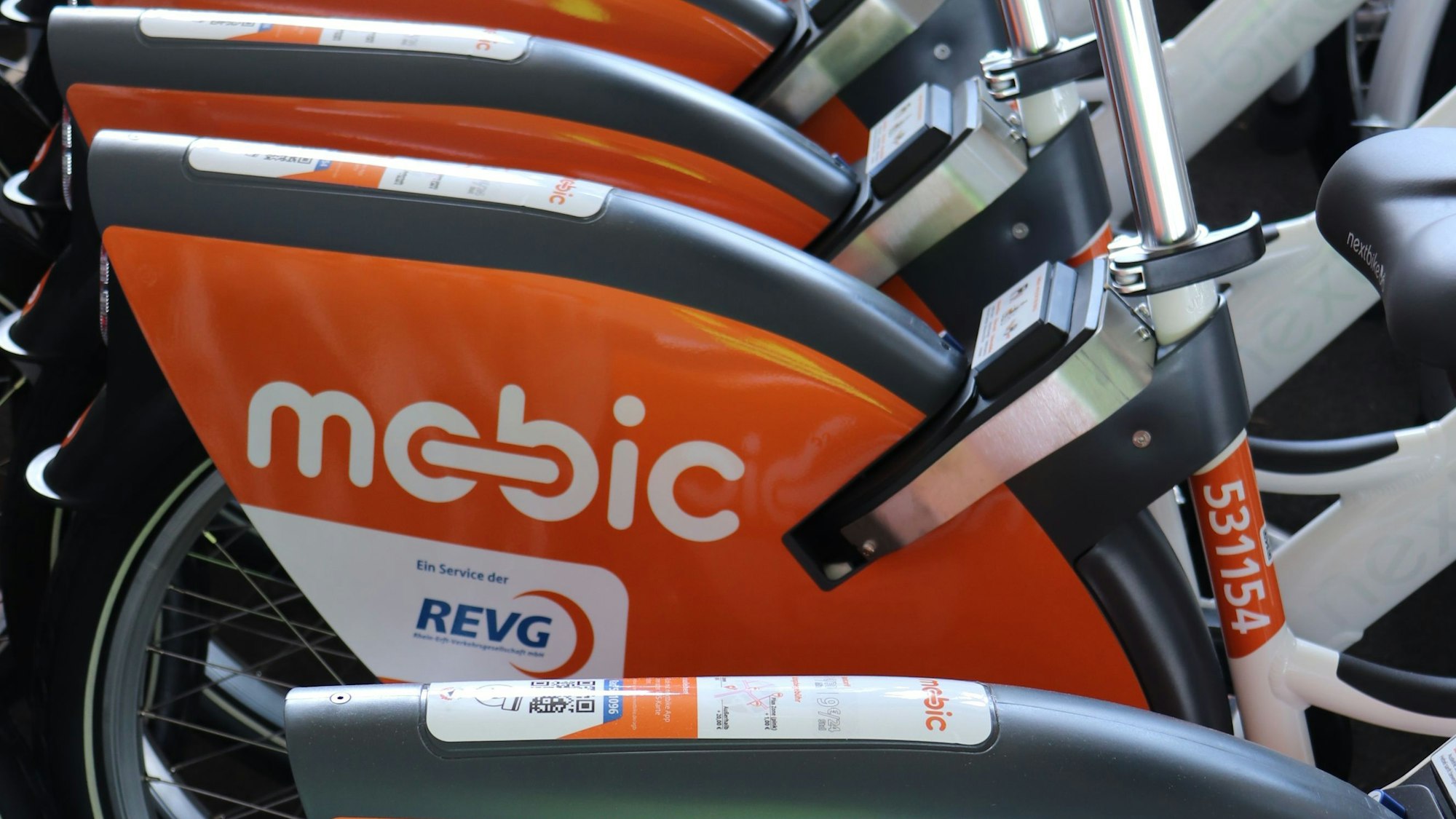 Auf dem Bild sind eine Reihe von Leihfahrrädern der REVG zu sehen.