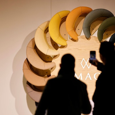 Impression von der Möbel- und Einrichtungsmesse imm Cologne 2024 in der Koelnmesse. Die imm cologne in Köln ist eine Fachmesse für Möbel und Innenraumgestaltung. Veranstaltet und organisiert wird sie meist im Januar von der Koelnmesse in den eigenen Hallen, ideeller Träger ist der Verband der Deutschen Möbelindustrie.