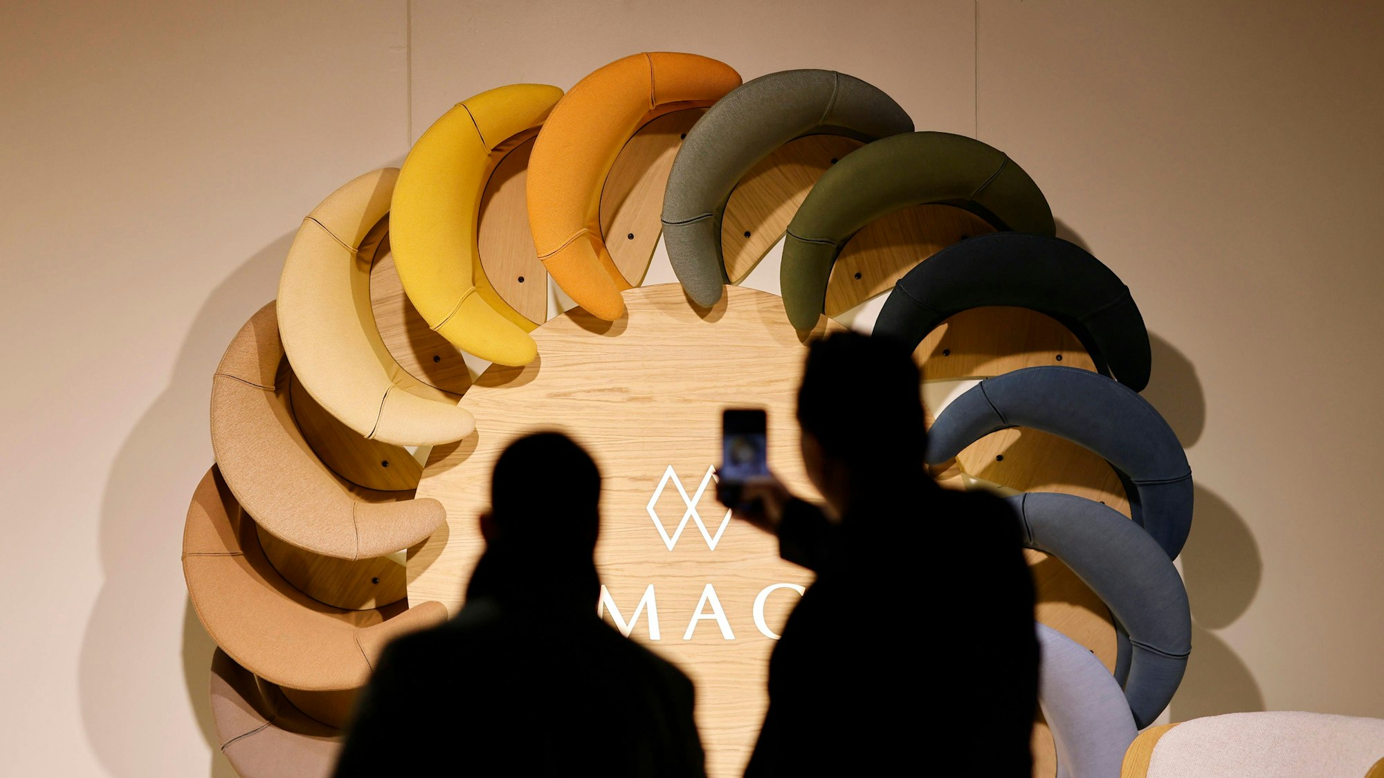 Impression von der Möbel- und Einrichtungsmesse imm Cologne 2024 in der Koelnmesse. Die imm cologne in Köln ist eine Fachmesse für Möbel und Innenraumgestaltung. Veranstaltet und organisiert wird sie meist im Januar von der Koelnmesse in den eigenen Hallen, ideeller Träger ist der Verband der Deutschen Möbelindustrie.