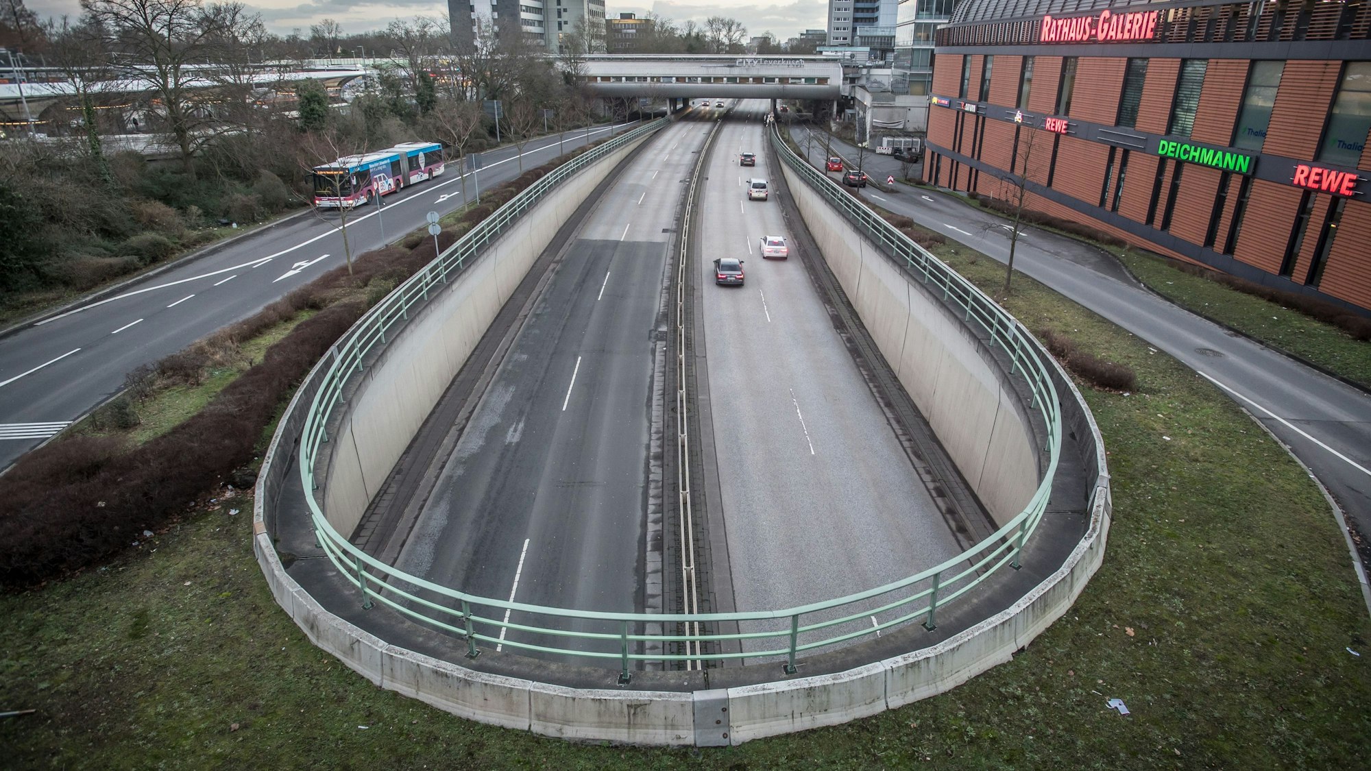 Wiesdorf: Europaring Bundesstraße 8 Kinopoliskreisel.