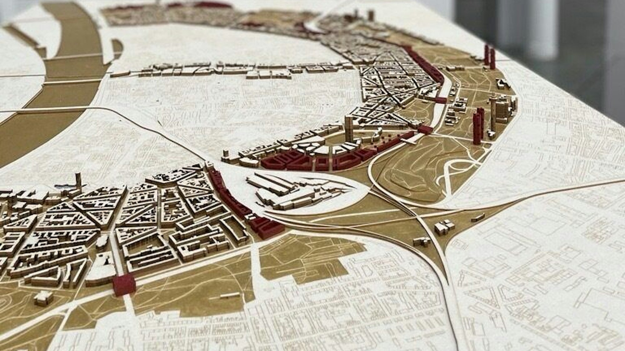 Das Modell von Ermelinda Di Chiara: Grüngürtel und Neustadt sind hervorgehoben.