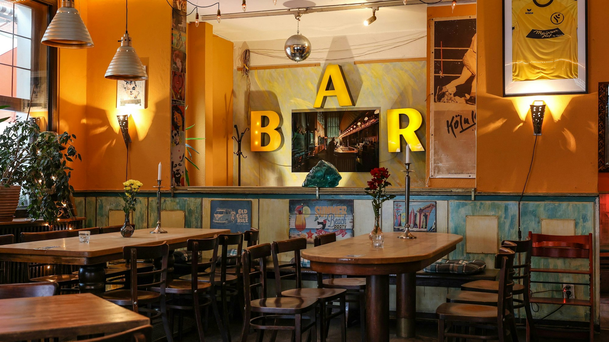 Archivbild vom Innenraum der Gaststätte Mainzer Hof in der Kölner Südstadt.