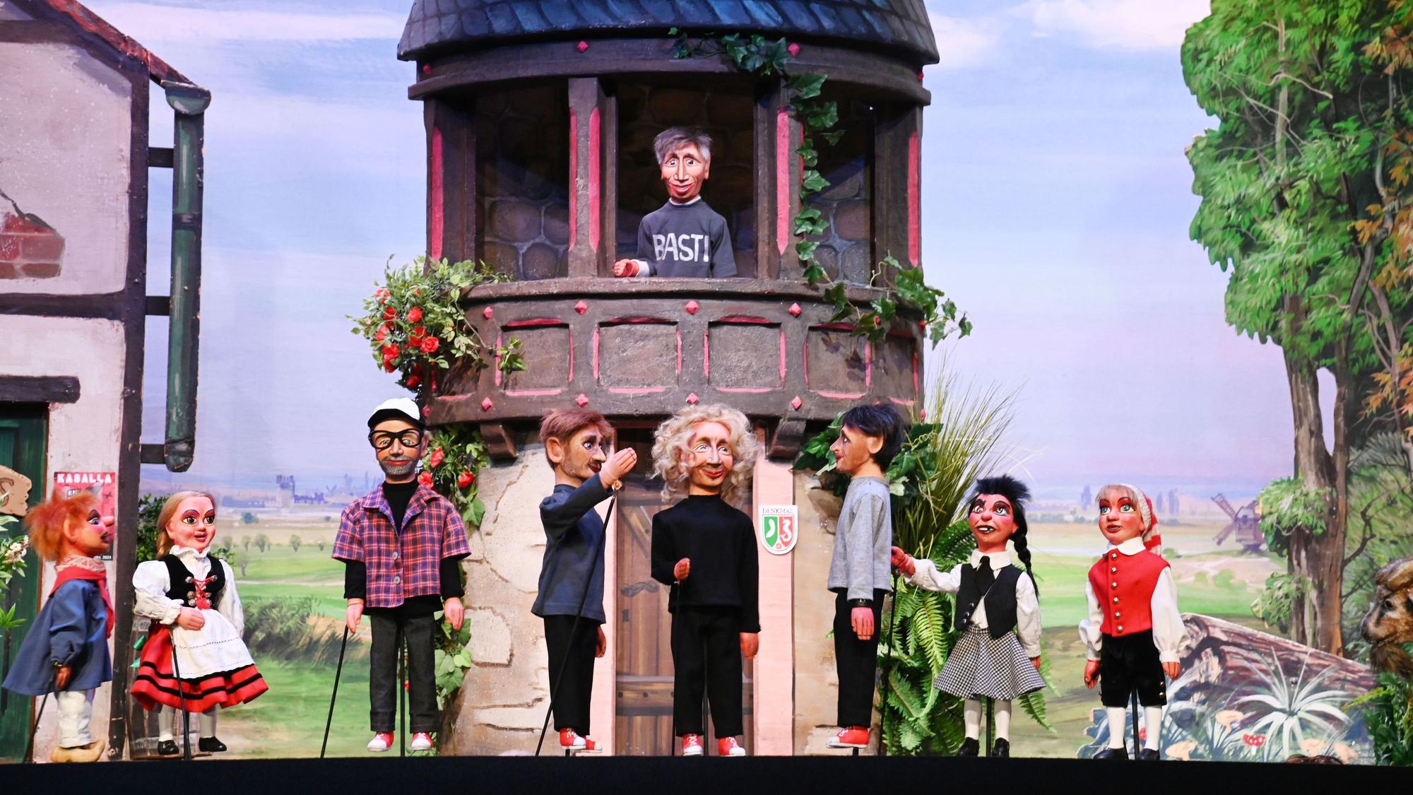 Die Band Kasalla als Puppen in Knollendorf, auf der Puppenspiel-Bühne.