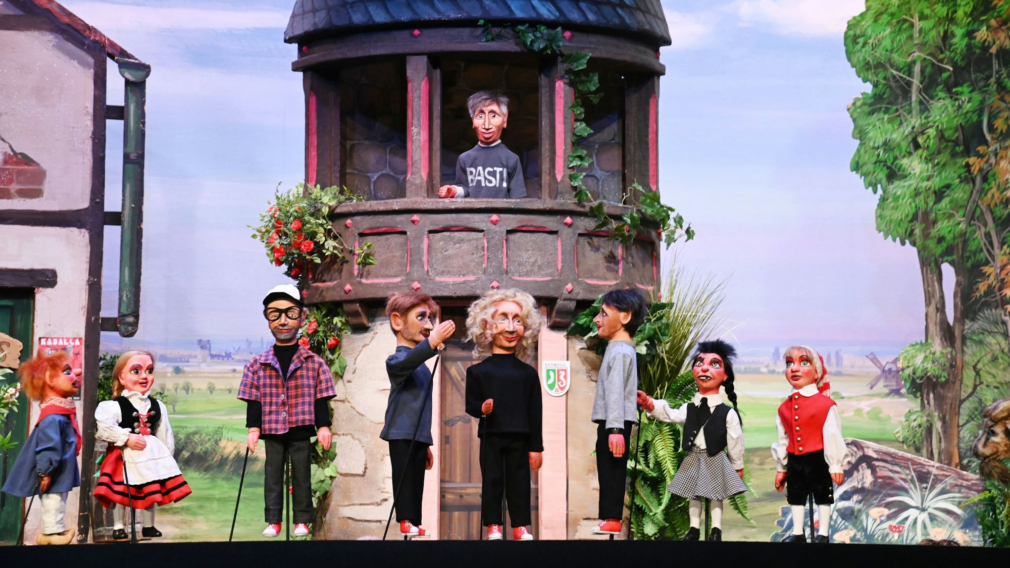 Die Band Kasalla als Puppen in Knollendorf, auf der Puppenspiel-Bühne.
