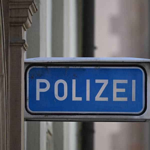 Ein Polizeischild an einer Wache. (Symbolbild)