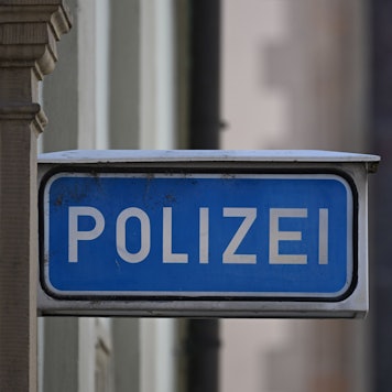 Ein Polizeischild an einer Wache. (Symbolbild)