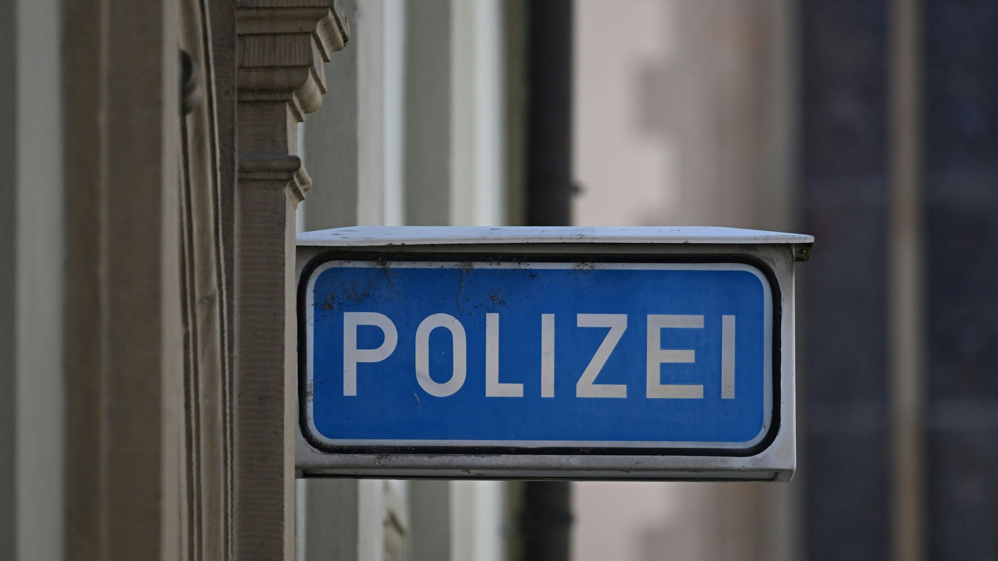 Die Polizei ermittelt nach einem Raubüberfall. (Symbolfoto)