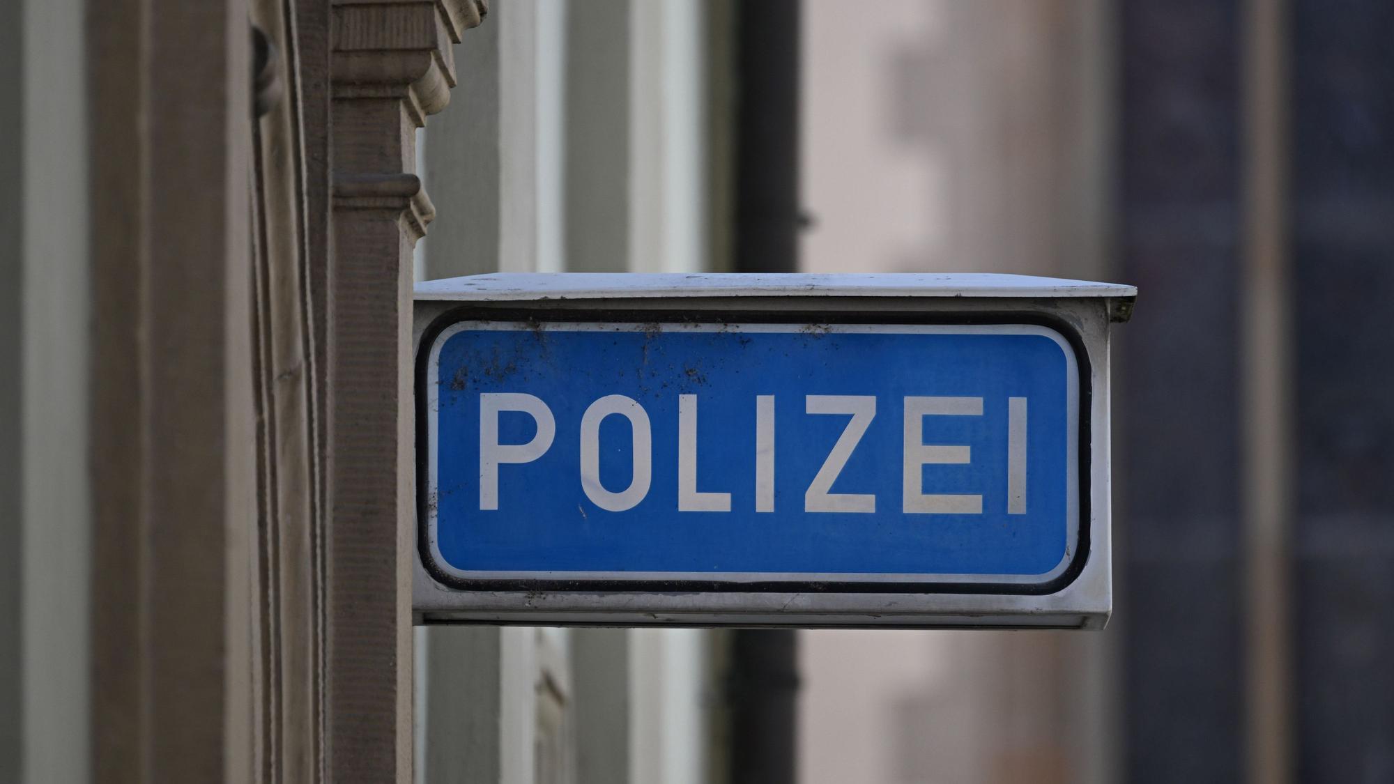 Ein Schild mit der Aufschrift Polizei vor einer Polizeiwache in Rottenburg am Neckar. (zu dpa: «Katze angeschossen und schwer verletzt») +++ dpa-Bildfunk +++