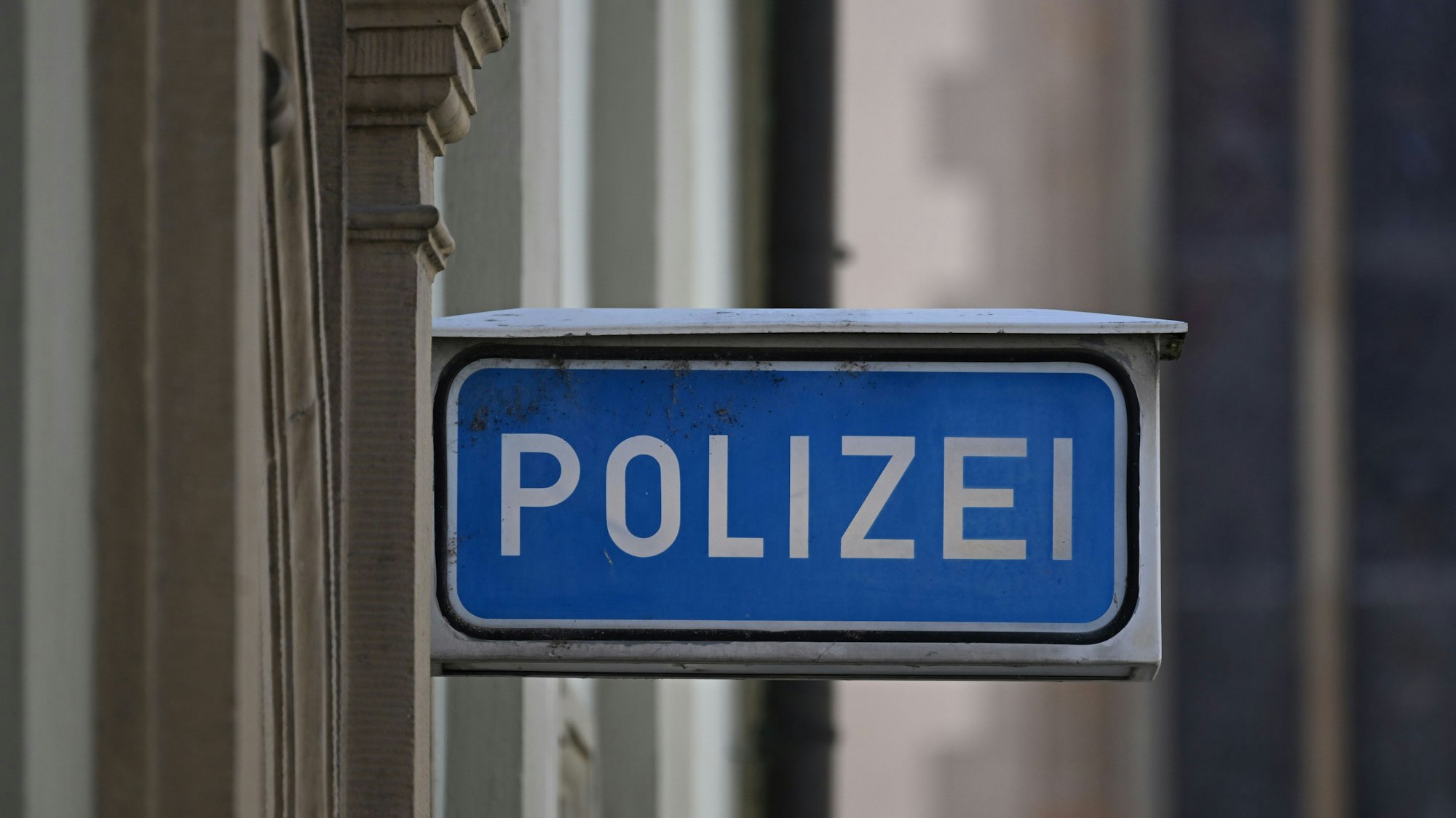 Ein Polizeischild vor einer Wache.