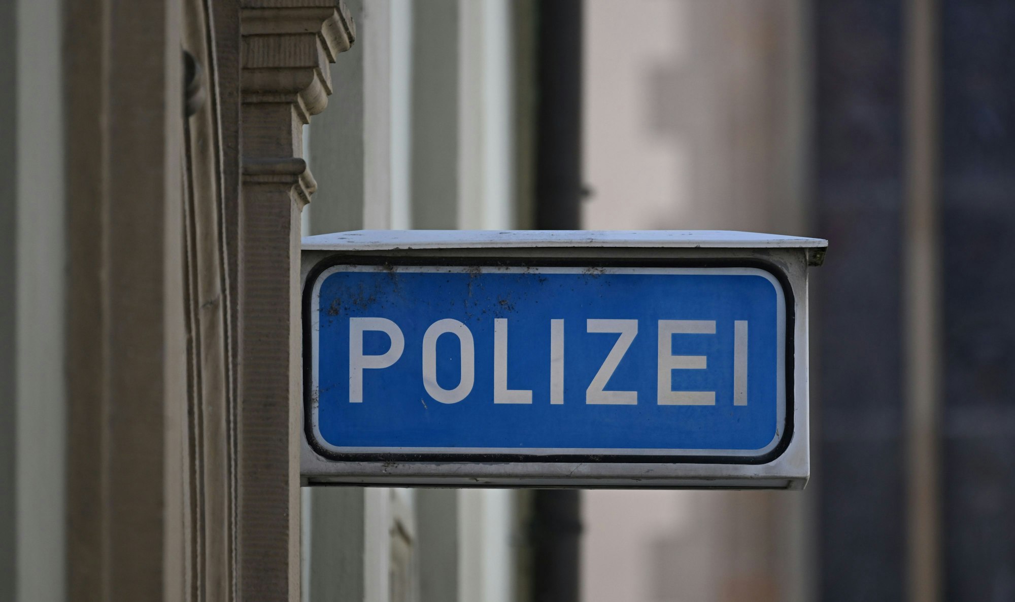Ein Schild mit der Aufschrift Polizei vor einer Polizeiwache.