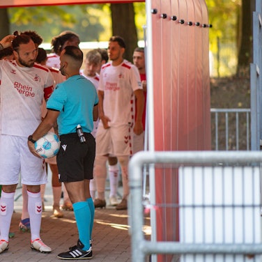 Fussball, Saison 2024/2025, Regionalliga West, 21.09.2024, 08. Spieltag, Herren, 1.FC Koeln U23 weiss vs. 1.FC Bocholt schwarz /// v.l.: Marco Hoeger 1. FC Koeln U23, Jasmin Sabotic Schiedsrichter Koeln Franz-Kremer-Stadion Nordrhein-Westfalen Deutschland *** Soccer, Season 2024 2025, Regionalliga West, 21 09 2024, Matchday 08, Men, 1 FC Koeln U23 white vs 1 FC Bocholt black v l Marco Hoeger 1 FC Koeln U23 , Jasmin Sabotic Referee Koeln Franz Kremer Stadion Nordrhein Westfalen Germany 240921_fb_1fc-koeln-u23_1fc-bocholt_33249