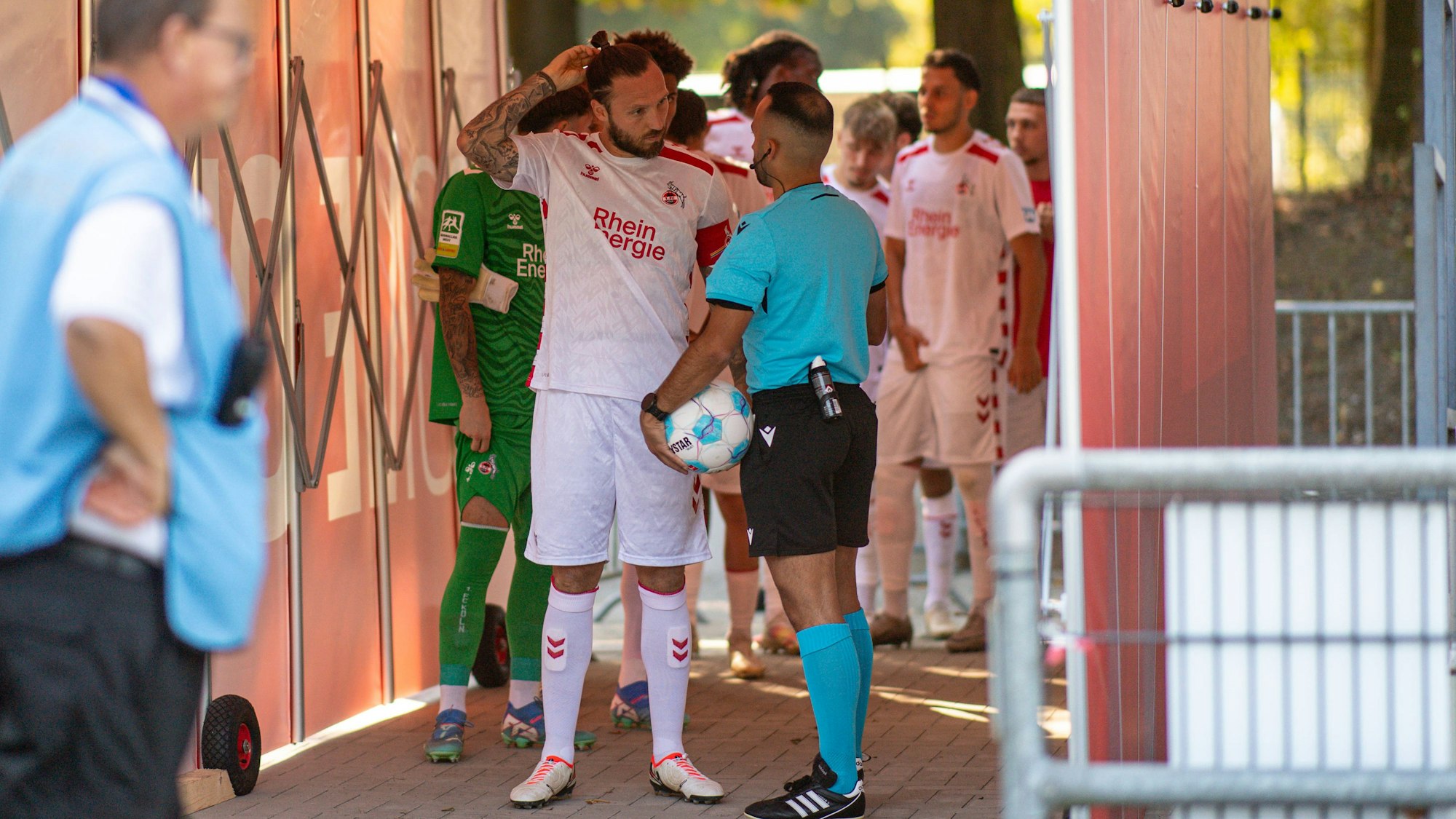Fussball, Saison 2024/2025, Regionalliga West, 21.09.2024, 08. Spieltag, Herren, 1.FC Koeln U23 weiss vs. 1.FC Bocholt schwarz /// v.l.: Marco Hoeger 1. FC Koeln U23, Jasmin Sabotic Schiedsrichter Koeln Franz-Kremer-Stadion Nordrhein-Westfalen Deutschland *** Soccer, Season 2024 2025, Regionalliga West, 21 09 2024, Matchday 08, Men, 1 FC Koeln U23 white vs 1 FC Bocholt black v l Marco Hoeger 1 FC Koeln U23 , Jasmin Sabotic Referee Koeln Franz Kremer Stadion Nordrhein Westfalen Germany 240921_fb_1fc-koeln-u23_1fc-bocholt_33249