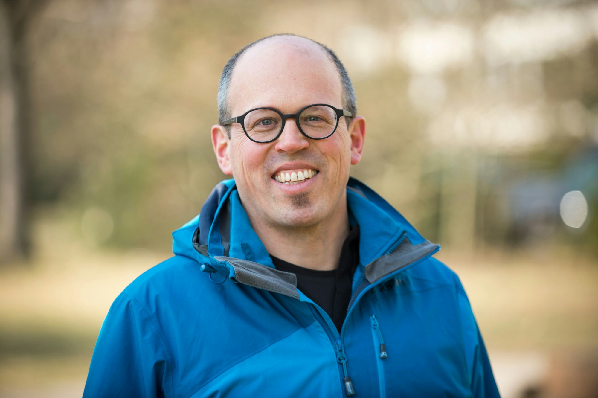 Portrait von Prof. Peter Knippertz
- er trägt eine blaue Jacke und Brille und lacht in die Kamera