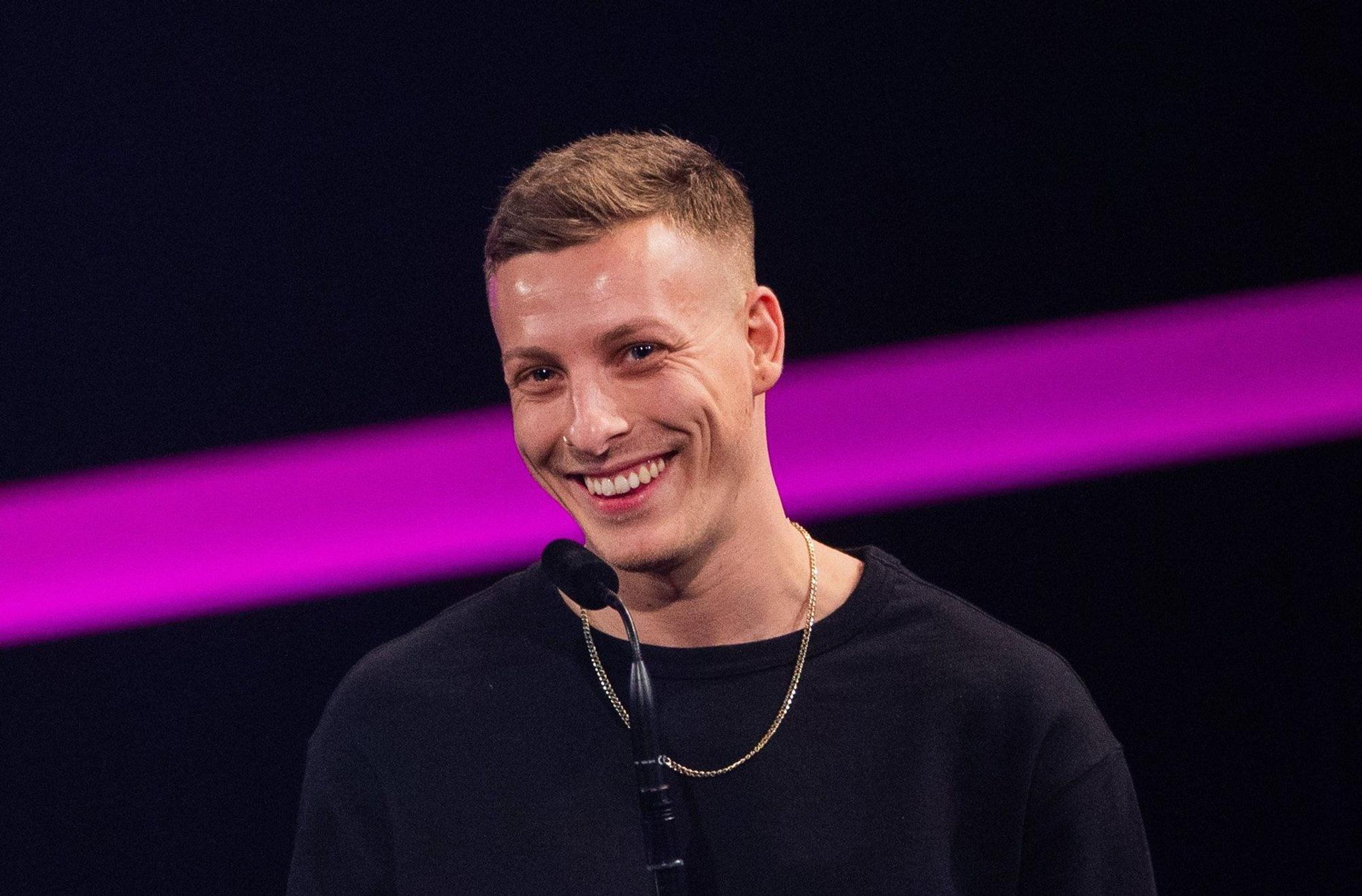 Felix Lobrecht kommt 2026 nach Köln. Karten für sein Programm können bereits jetzt erworben werden. (Archivbild)