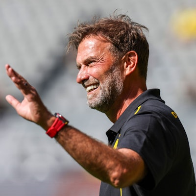 Der frühere BVB-Trainer Jürgen Klopp betritt das Stadion.